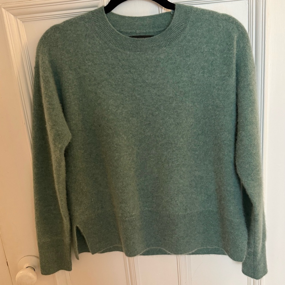 Tahari Mint Green Cashmere Sweater, Size Medium.